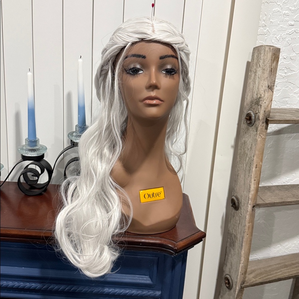 Elegant White Wavy Wig